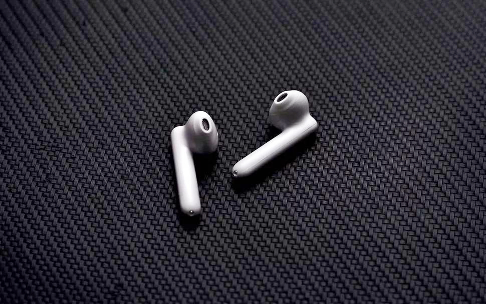 Hình ảnh rò rỉ của OPPO Enco Free để lộ thiết kế tương tự với Apple AirPods